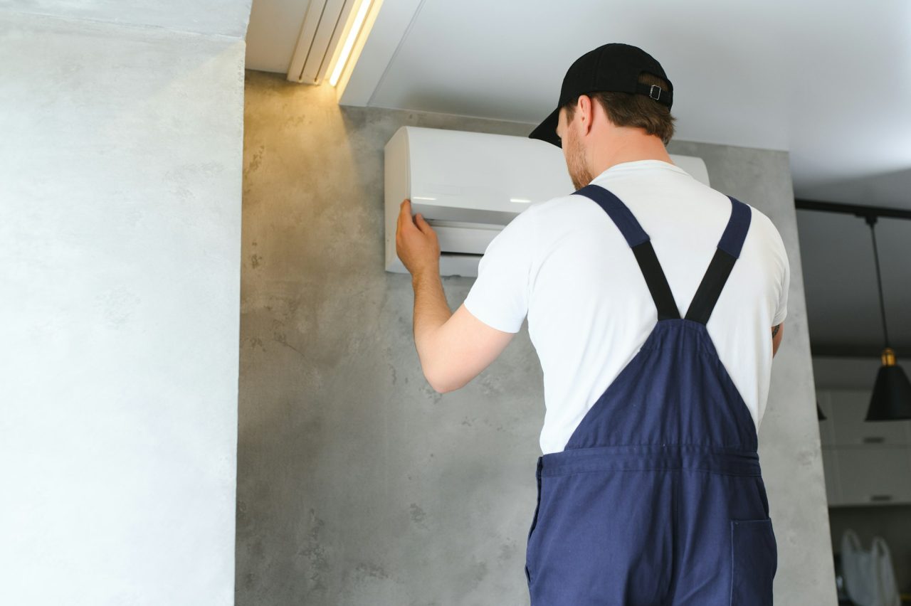 service-man-is-cleaning-repair-and-maintenance-of-air-conditioner-1-4.jpg